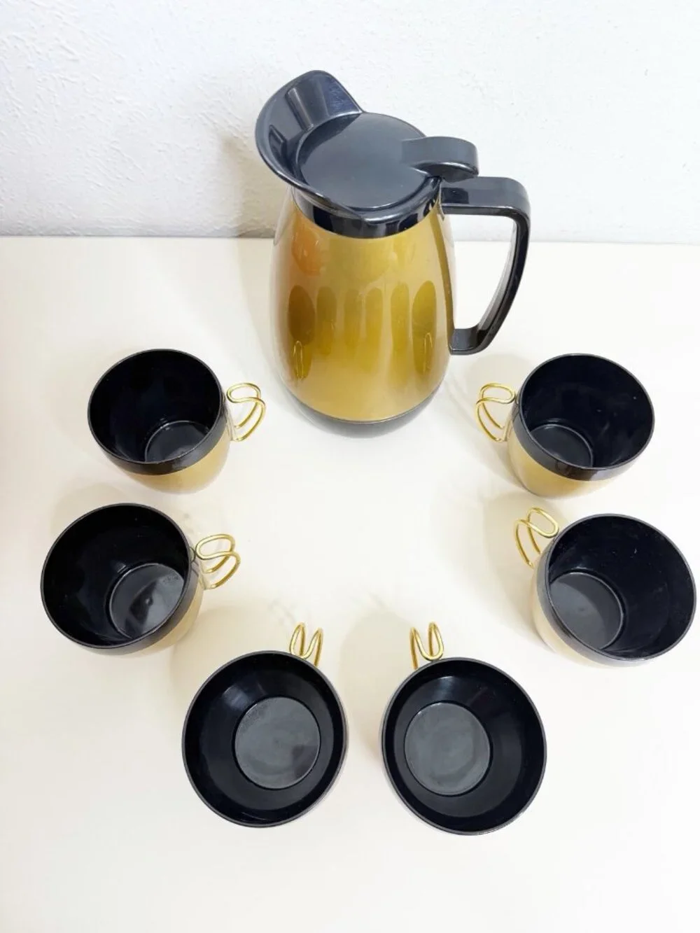 VTG West Bend Thermo-Serv Gold Black Coffee Carafe Set 6 Mugs MCM EUC